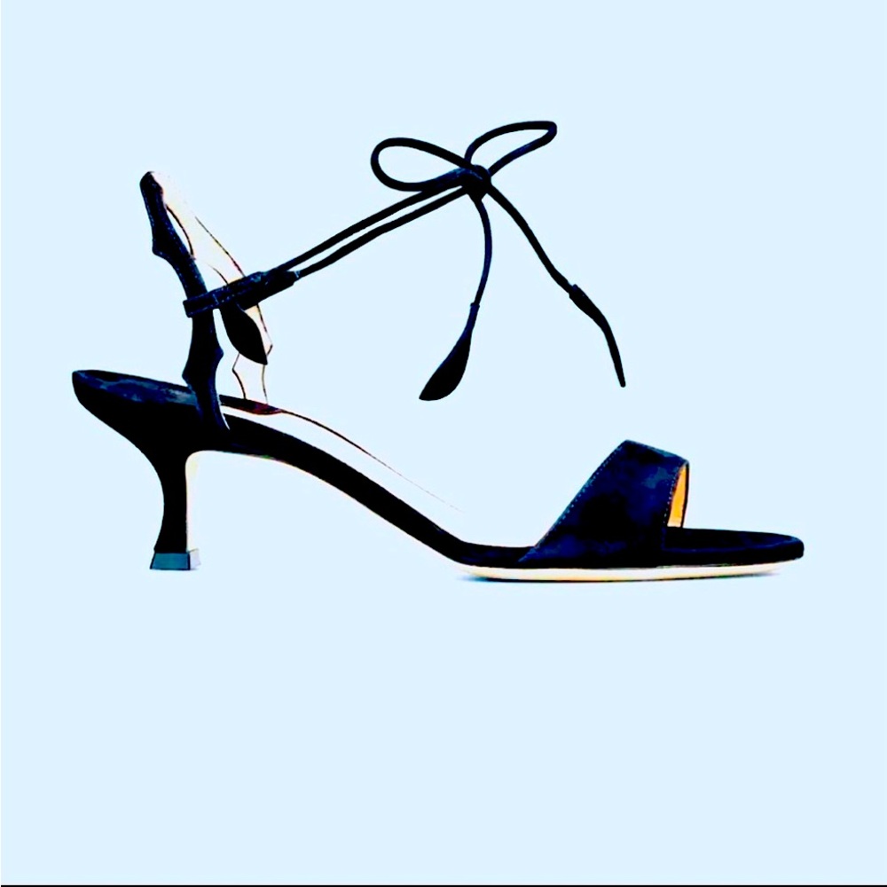 🌷Spring Sale: 👠NEW Manolo Blahnik Zouliplain, Navy Sz 7, kitten heel, petal wrap